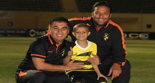    لافتة طيبة.. طفل مصاب بالسرطان يبدأ مباراة إنبي ودجلة 